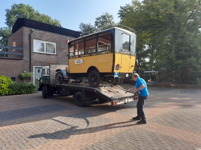 OVH02 T-Ford 1923 op vrachtauto GTW  arriveert